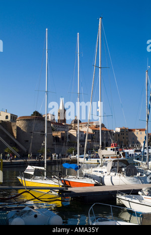 Dh Harbour Alghero Sardegna imbarcazioni al porto di banchina pareti cattedrale Santa Maria campanile Foto Stock