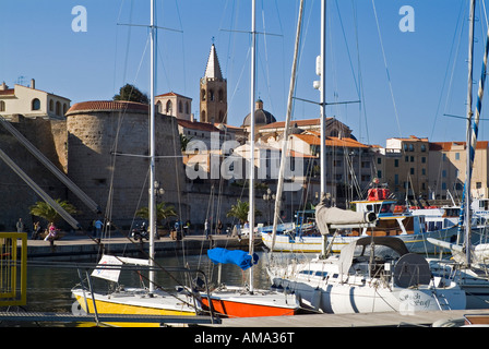 Dh Harbour Alghero Sardegna imbarcazioni al porto di banchina pareti cattedrale Santa Maria campanile vela Foto Stock