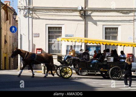 Dh Alghero Sardegna Old town tour turisti cavallo e carrello Foto Stock