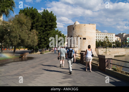 Dh Bastioni Cristoforo Colombo Alghero Sardegna Tourist Camminare lungo vecchie mura promenade Torre Sulis Foto Stock