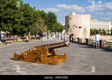 Dh Bastioni Cristoforo Colombo Alghero Sardegna Canon gun turisti Camminare lungo vecchie mura promenade Torre Sulis Foto Stock