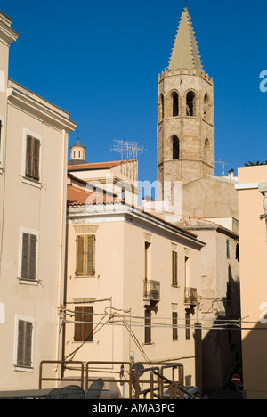 Dh St Mary torre campanaria Alghero Sardegna Cattedrale Santa Maria campanile e vecchie case di città Foto Stock