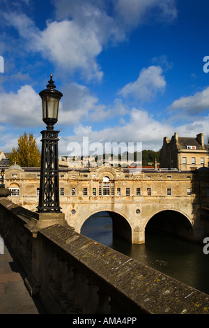 Pulteney Bridge da Grand Parade in Bath Somerset Inghilterra Foto Stock