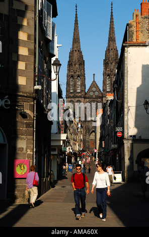 Francia, Puy de Dome, Clermont Ferrand, la cattedrale di Notre Dame de l'Assomption Cathedral e rue des Gras Foto Stock