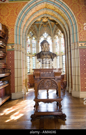 Il Galles Cardiff Cardiff Castle Library scolpita late Victorian 1891 busto in legno intagliato dello zoccolo Foto Stock