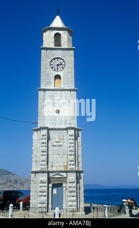 Torre dell orologio al porto della capitale dell'isola greca di Simi nel Mare Egeo Foto Stock