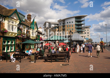 Regno Unito Poole Dorset città vecchia banchina Jolly Sailor e Lord Nelson lungomare case pubbliche Foto Stock