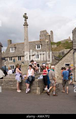 Dorset Regno Unito Corfe Castle visitatori sat sulla croce del villaggio Foto Stock