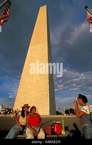 Visitatori presso il Washington Monument, Washington, DC, Stati Uniti d'America Foto Stock