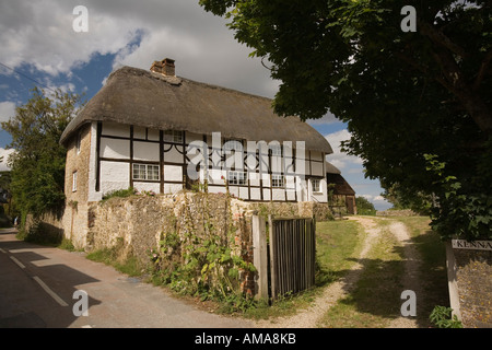 West Sussex South Downs Amberley Village graticcio cottage con il tetto di paglia Foto Stock