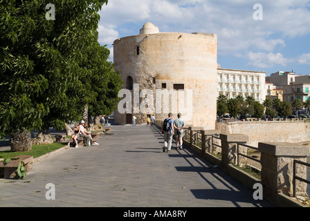 Dh Bastioni Cristoforo Colombo Alghero Sardegna Tourist Camminare lungo vecchie mura promenade Torre Sulis Foto Stock