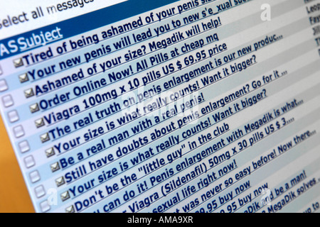 Sullo schermo del computer che mostra una casella di posta elettronica riempita di messaggi di spam. Foto Stock