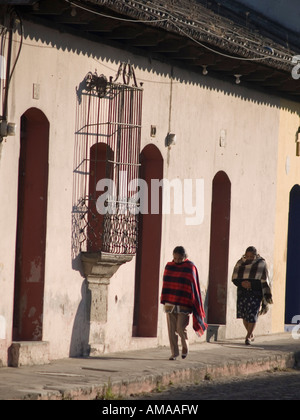 Antigua Guatemala: pedoni e le loro ombre al mattino Foto Stock