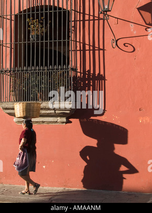 Antigua Guatemala: pedoni e le loro ombre al mattino Foto Stock