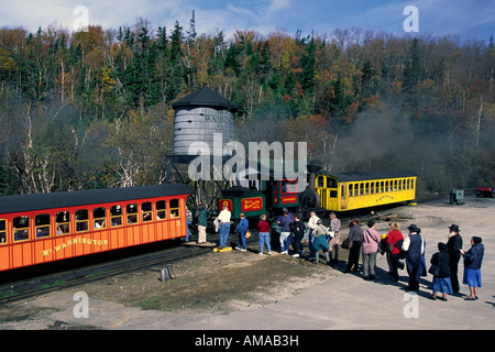 I turisti a bordo del Mt. Washington Cog Railway alla base del Monte Washington New Hampshire Foto Stock