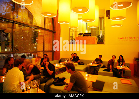 Agosto 2008 - persone a Halle Cafe e ristorante nel quartiere dei musei di Vienna Austria Foto Stock