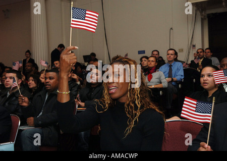 101 nuovi Americani sono giurato in quanto cittadini ad una cerimonia di naturalizzazione presso la New York Historical Society Foto Stock