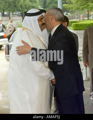 Sheikh Hamad bin Khalifa al Thani Emiro del Qatar saluta il Segretario di Stato Colin Powell al Dipartimento di Stato a Washington Foto Stock