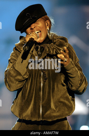 Mary J Blige esegue durante le prove per il 2003 scommettere Walk of Fame per honor Aretha Franklin presso la sede centrale di scommessa Studio 2 Foto Stock