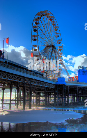 Ruota panoramica Ferris central pier colpo da sotto sulla spiaggia sulla giornata di sole Blackpool Lancashire England Regno Unito Europa Foto Stock