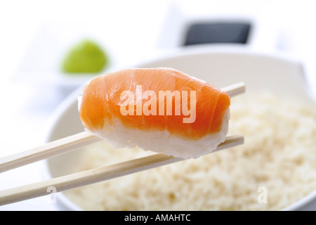 Il nigiri sushi con salmone Foto Stock