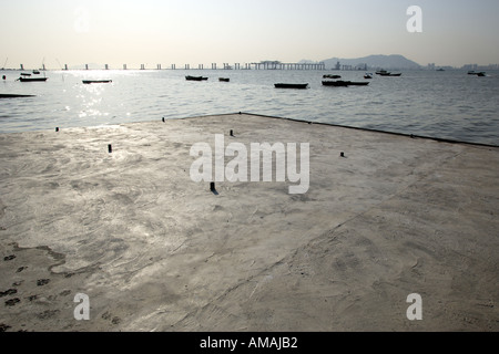 Allevamenti di ostriche presso la profonda baia sono abbandonati a causa di grave inquinamento delle acque e il declino di importanza per l'allevamento delle ostriche. Foto Stock