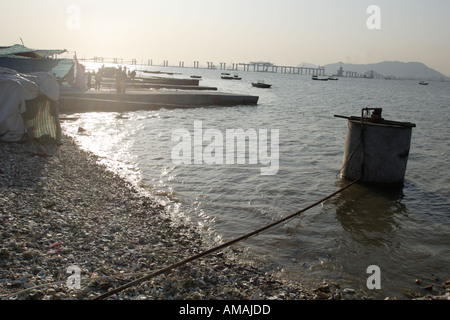 Allevamenti di ostriche presso la profonda baia sono abbandonati a causa di grave inquinamento delle acque e il declino di importanza per l'allevamento delle ostriche. Foto Stock