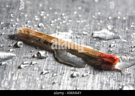 Un matchstick con gocce di acqua Foto Stock