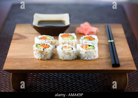 Il Sushi su un vassoio in legno Foto Stock