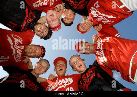 Una squadra di baseball in piedi in un huddle Foto Stock