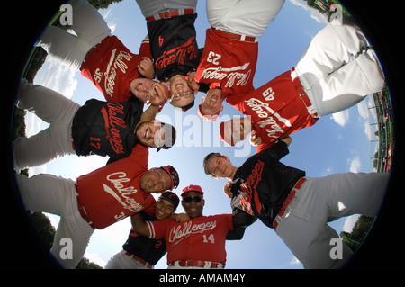 Una squadra di baseball in piedi in un huddle Foto Stock