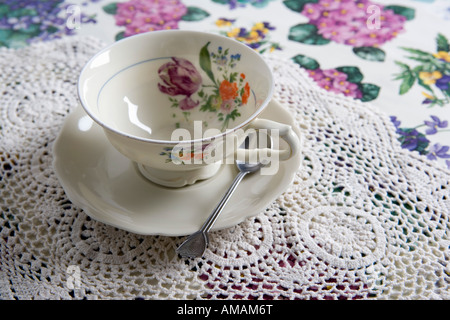 Una tazza con piattino su un tavolo Foto Stock