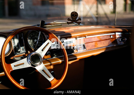 Volante e sul cruscotto di un'auto d'epoca Foto Stock