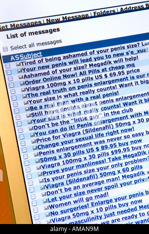 Sullo schermo del computer che mostra una casella di posta elettronica riempita di messaggi di spam. Foto Stock