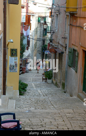 Rovigno strada stretta scena Foto Stock