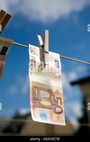 Denaro appeso su una linea di lavaggio Foto Stock