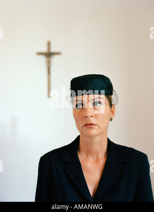 Ritratto di una donna vestita di nero in corrispondenza di una chiesa Foto Stock