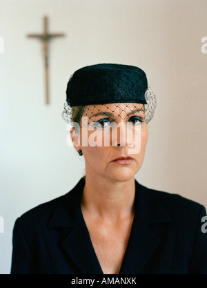 Ritratto di una donna vestita di nero in corrispondenza di una chiesa Foto Stock