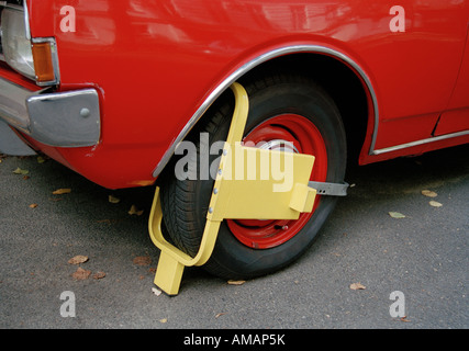 A morsetto di bloccaggio di ruota sulla ruota della macchina Foto Stock