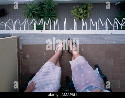 Due donna seduta su un balcone Foto Stock