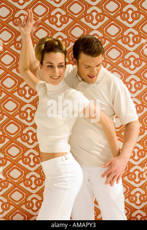 Coppia giovane dancing, tenendo le mani Foto Stock