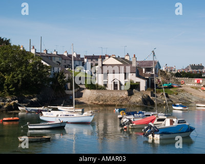 CEMAES Bay Harbor con barche ormeggiate in estate. Isola di Anglesey North Wales UK Europa Foto Stock