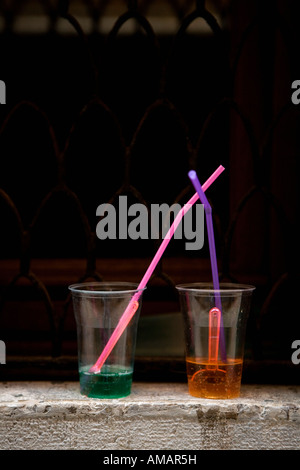 Due bevande gassate con acqua potabile cannucce Foto Stock