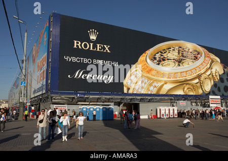 Grande orologio Rolex la pubblicità e la folla di gente in Manezhnaya Square Mosca Russia Foto Stock