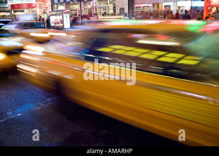 New York taxi guida attraverso una strada Foto Stock