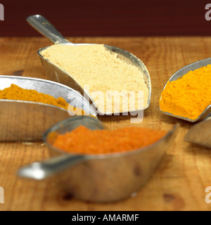 Curry, curcuma, pepe bianco e peperoncino in polvere nel convogliatore, close-up Foto Stock