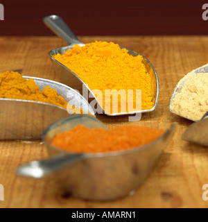Curry, curcuma, pepe bianco e peperoncino in polvere nel convogliatore, close-up Foto Stock