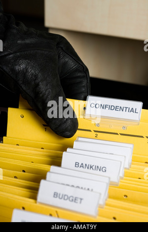 Una mano di prelevare un file riservato Foto Stock