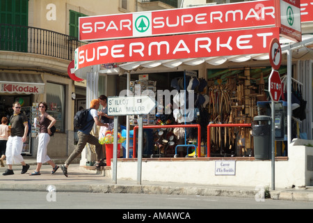 Lo shopping al supermercato SPAR turisti città costiera di Porto Cristo Maiorca Isole Baleari Spagna unione Foto Stock