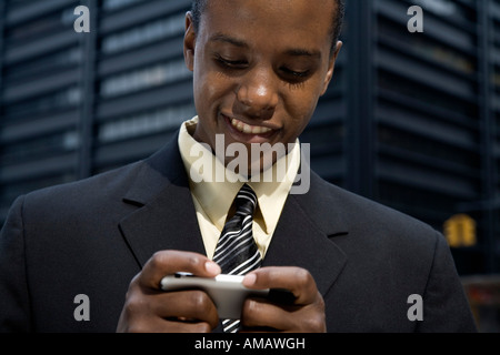 Imprenditore di utilizzo di PDA Foto Stock